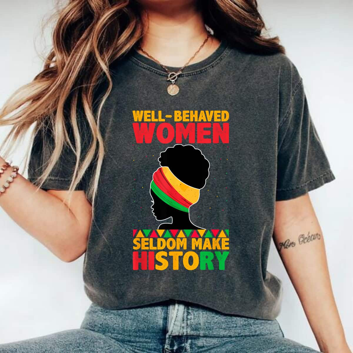 Well Behaved Women Seldom Make History Strong Black Girl T-Shirt